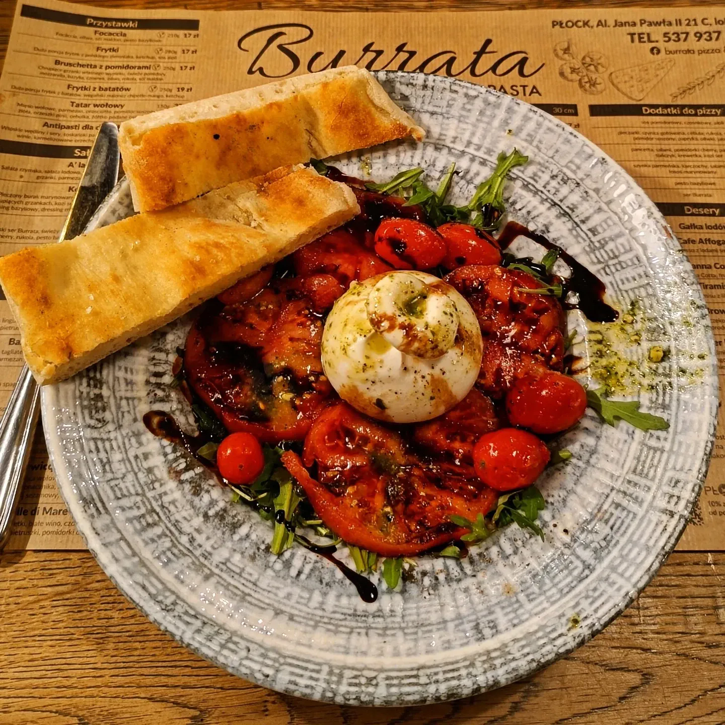 Sałatka burrata z pieczonymi pomidorkami cherry i pesto