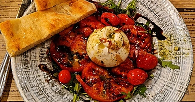 Sałatka burrata z pieczonymi pomidorkami cherry i pesto