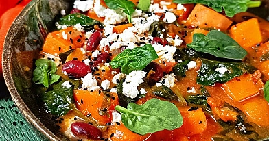 Wegetariańskie curry z batatem, czerwoną fasolą i pomidorami