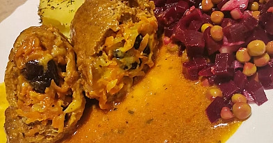 Kiaulienos suktinukai su daržovėmis, slyvomis ir kreminiu pomidorų padažu