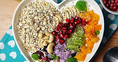 Owocowe musli z jogurtem naturalnym, owocami, chia i orzechami nerkowca