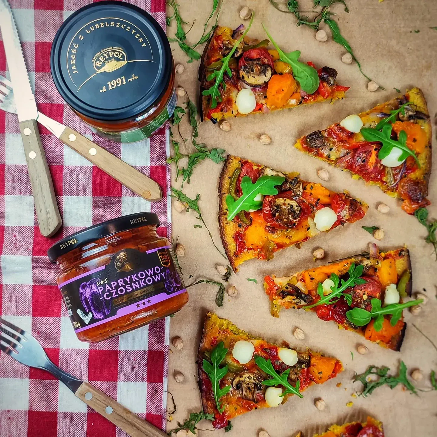 Wysokobiałkowa wegańska pizza z ciecierzycy z warzywami i sosem paprykowo-czosnkowym 🍕