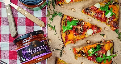 Wysokobiałkowa wegańska pizza z ciecierzycy z warzywami i sosem paprykowo-czosnkowym 🍕