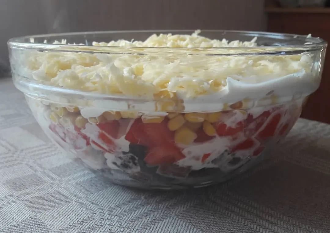 Kārtainie grauzdiņu salāti ar tomātiem, kukurūzu un sieru