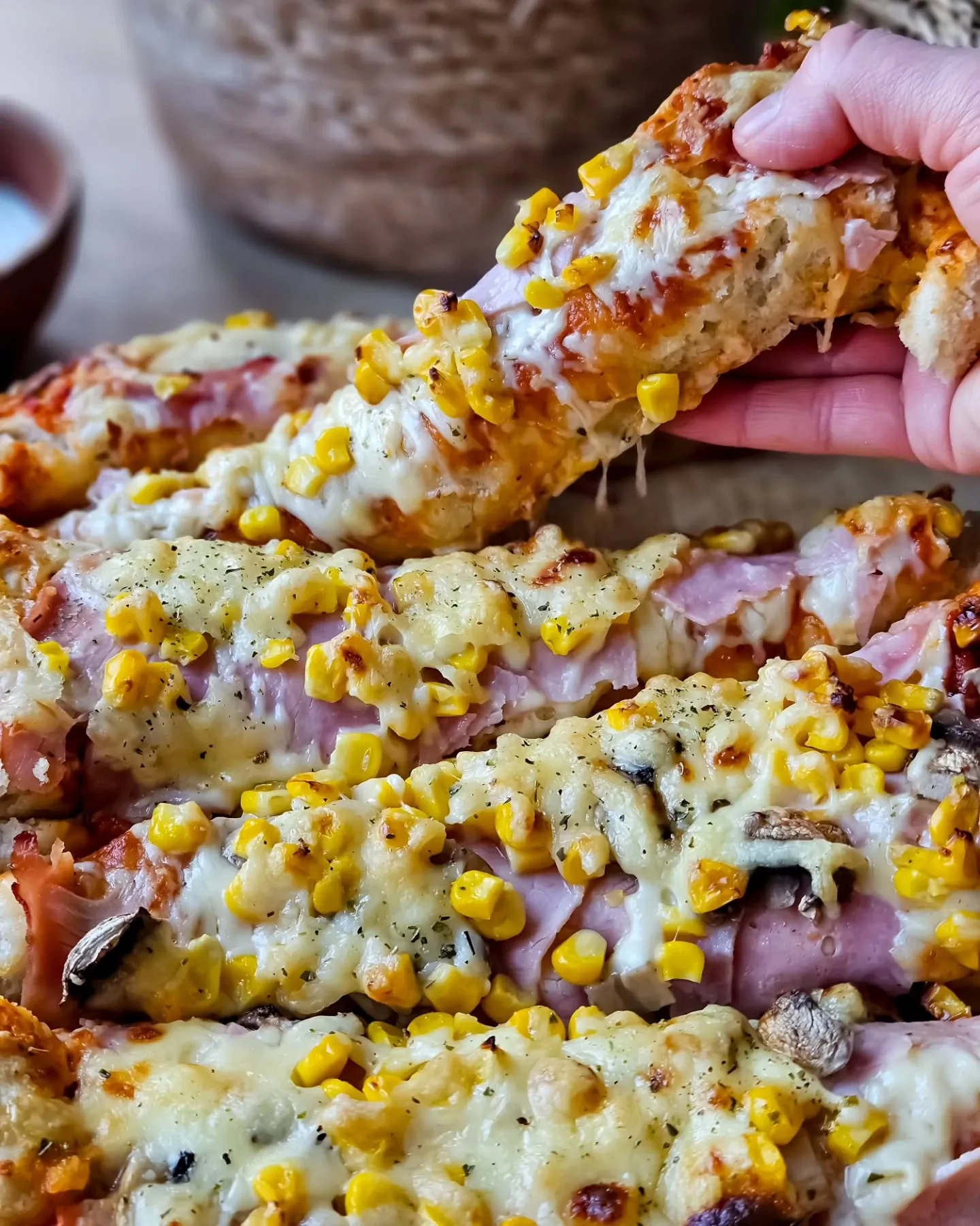 Domowa pizza z szynką, pieczarkami i kukurydzą