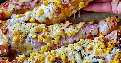 Domowa pizza z szynką, pieczarkami i kukurydzą