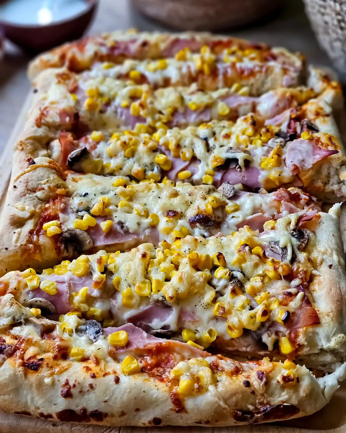 Domowa pizza z szynką, pieczarkami i kukurydzą