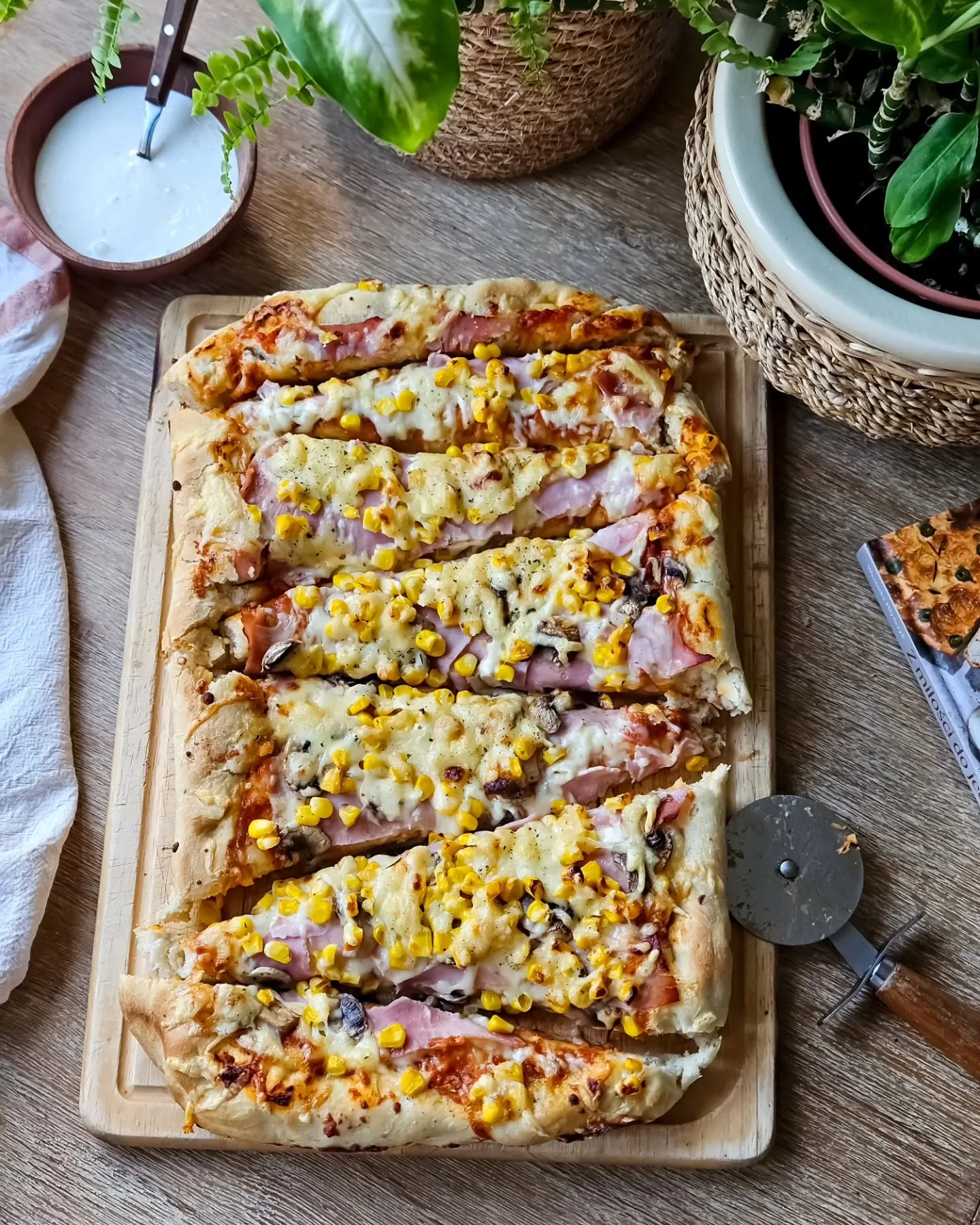 Domowa pizza z szynką, pieczarkami i kukurydzą