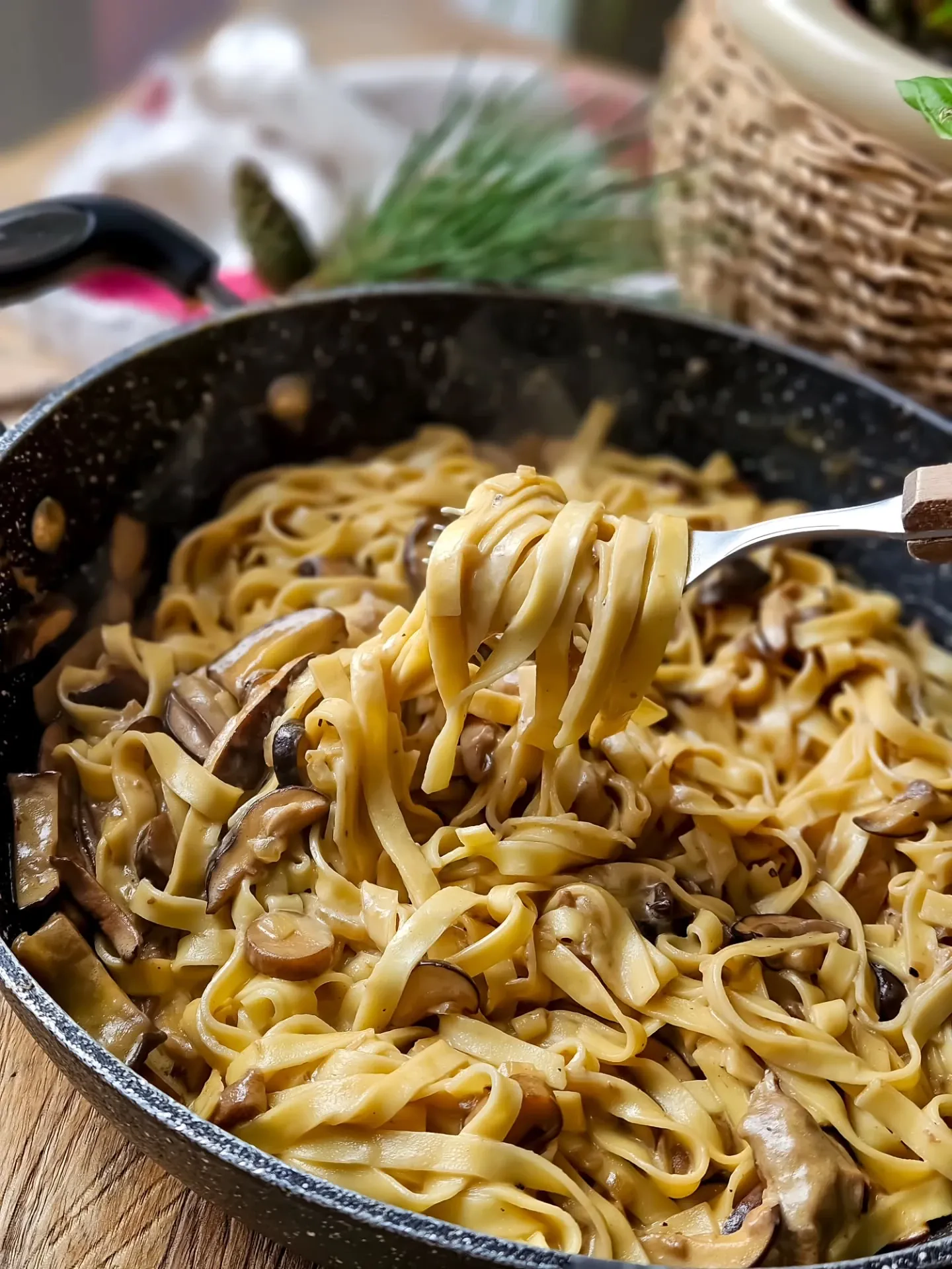 Tagliatelle z sosem grzybowym ze śmietaną i winem – kremowy makaron jak z restauracji