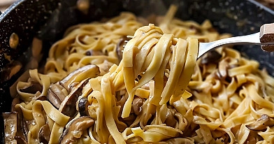 Tagliatelle z sosem grzybowym ze śmietaną i winem – kremowy makaron jak z restauracji