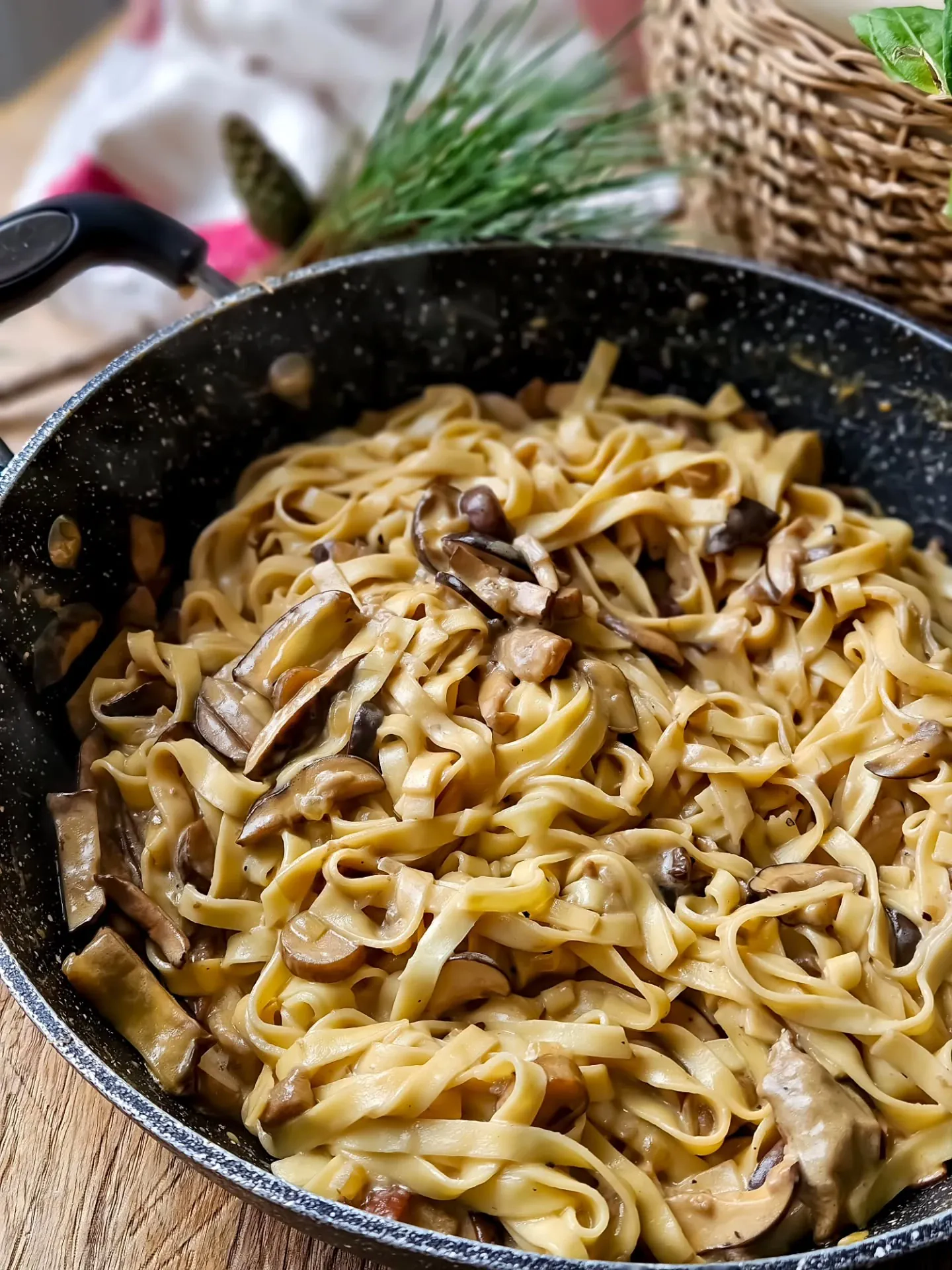 Tagliatelle z sosem grzybowym ze śmietaną i winem – kremowy makaron jak z restauracji