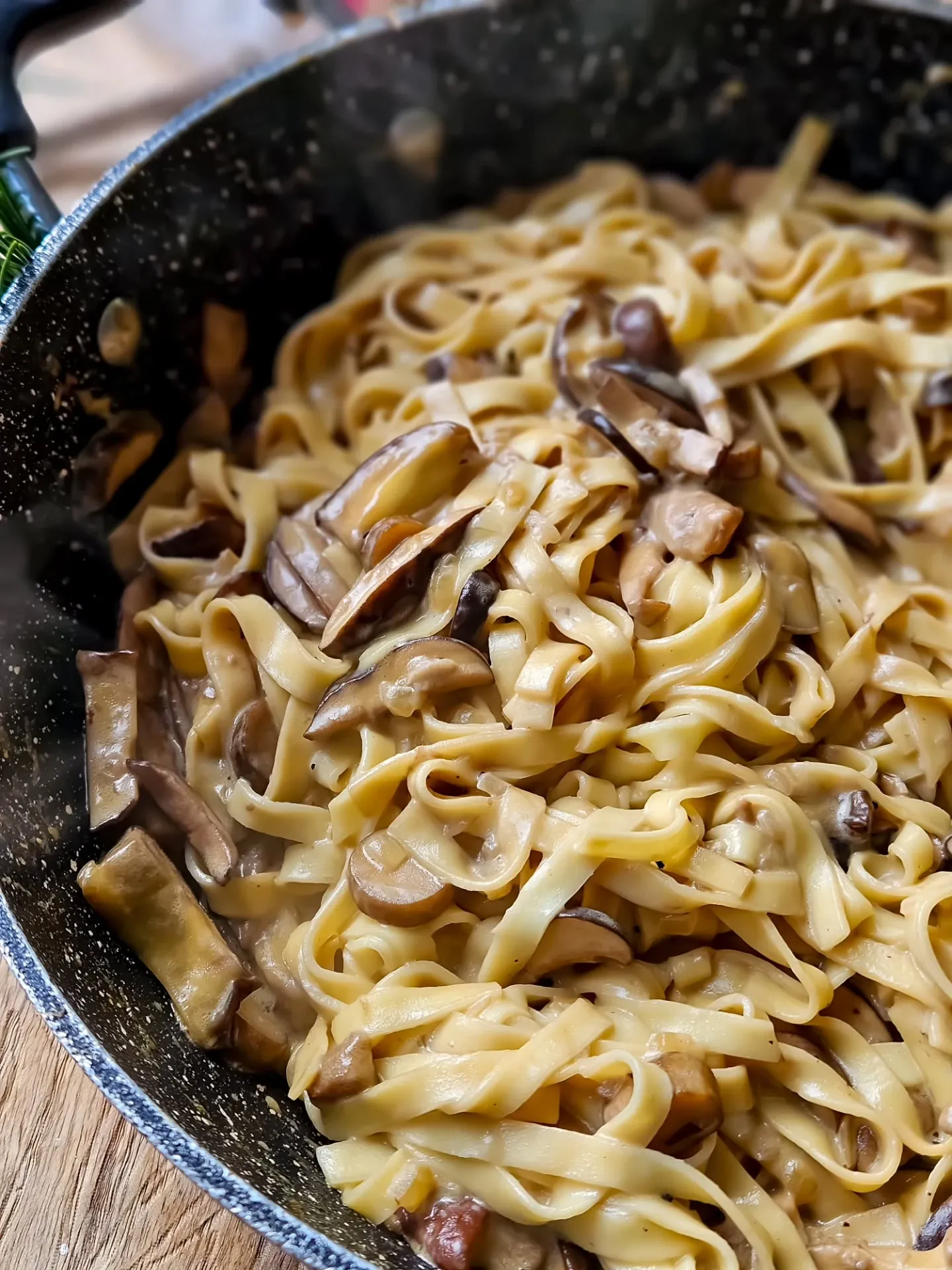 Tagliatelle z sosem grzybowym ze śmietaną i winem – kremowy makaron jak z restauracji