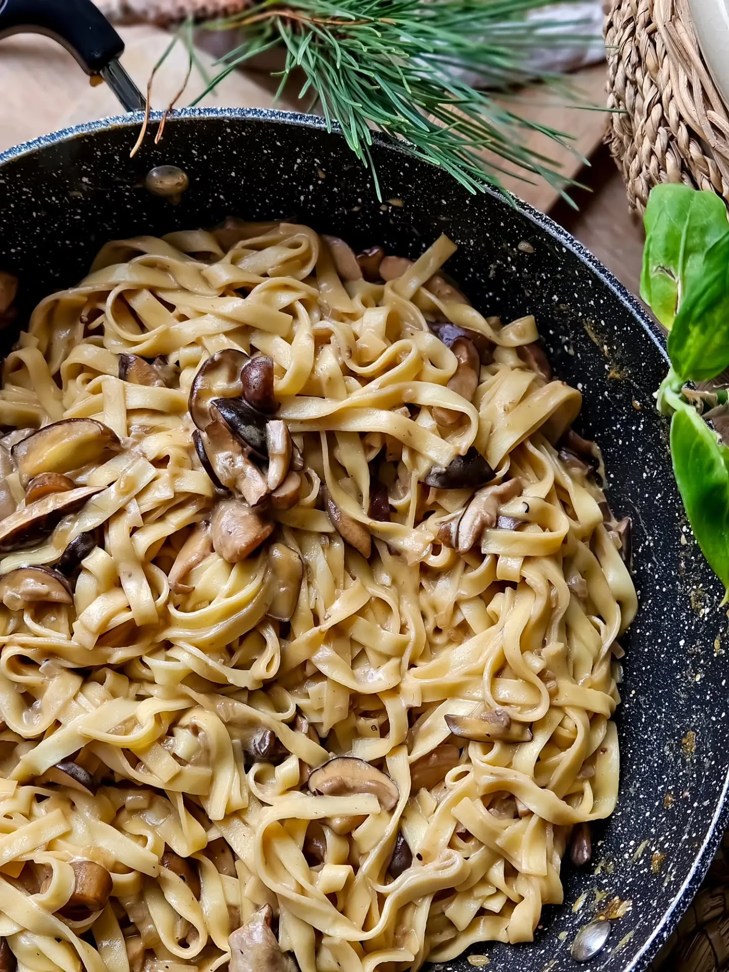 Tagliatelle z sosem grzybowym ze śmietaną i winem – kremowy makaron jak z restauracji