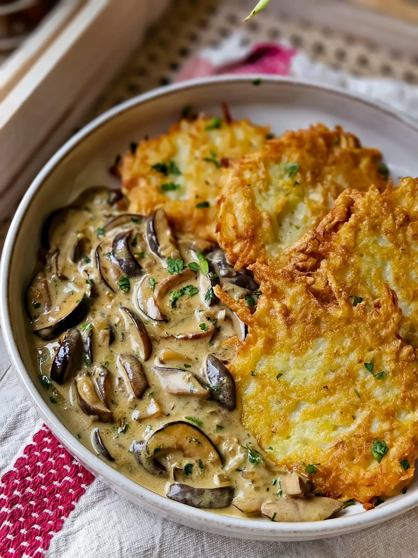 Placki ziemniaczane z kremowym sosem grzybowym