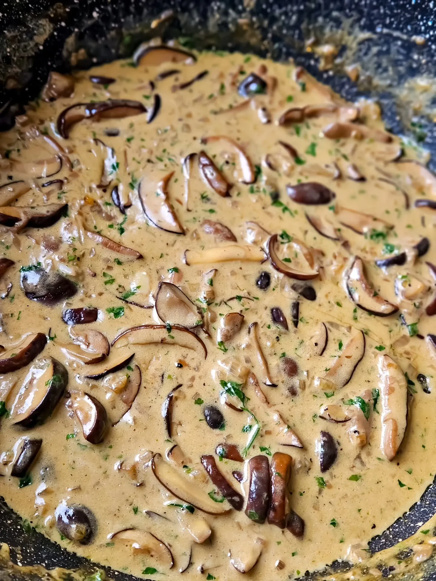 Placki ziemniaczane z kremowym sosem grzybowym