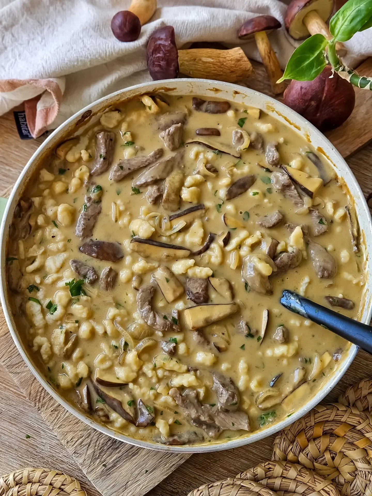 Stroganow wołowy z grzybami leśnymi i kluseczkami w kremowym sosie śmietanowym Stroganow wołowy z grzybami leśnymi i kluseczkami w kremowym sosie śmietanowym