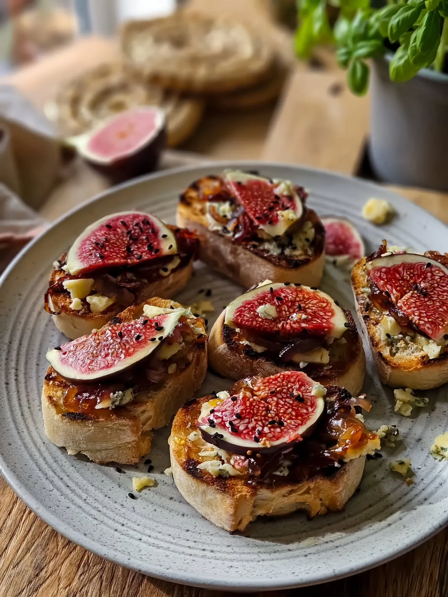 Grzanki z serem pleśniowym i figą – chrupiące kanapki z karmelizowaną cebulą i miodem