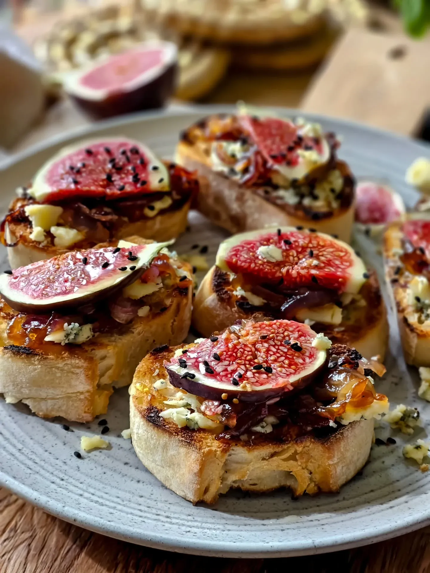 Grzanki z serem pleśniowym i figą – chrupiące kanapki z karmelizowaną cebulą i miodem