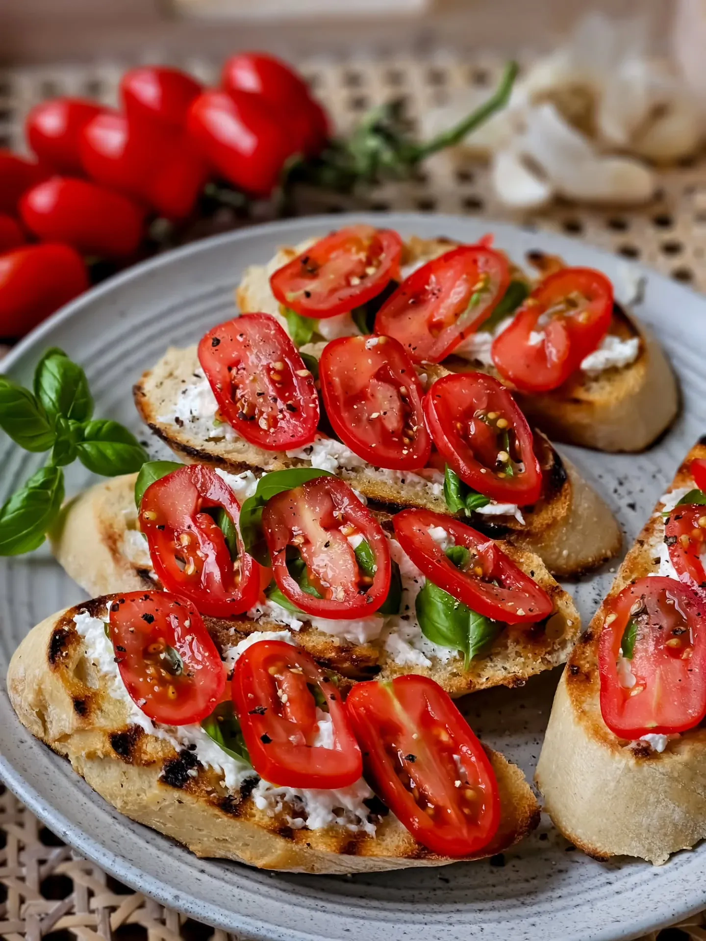 Grzanki z bagietki z burratą, pomidorami i świeżą bazylią
