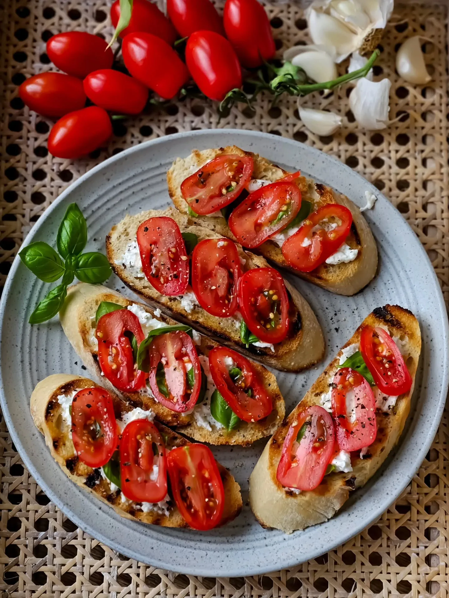 Grzanki z bagietki z burratą, pomidorami i świeżą bazylią
