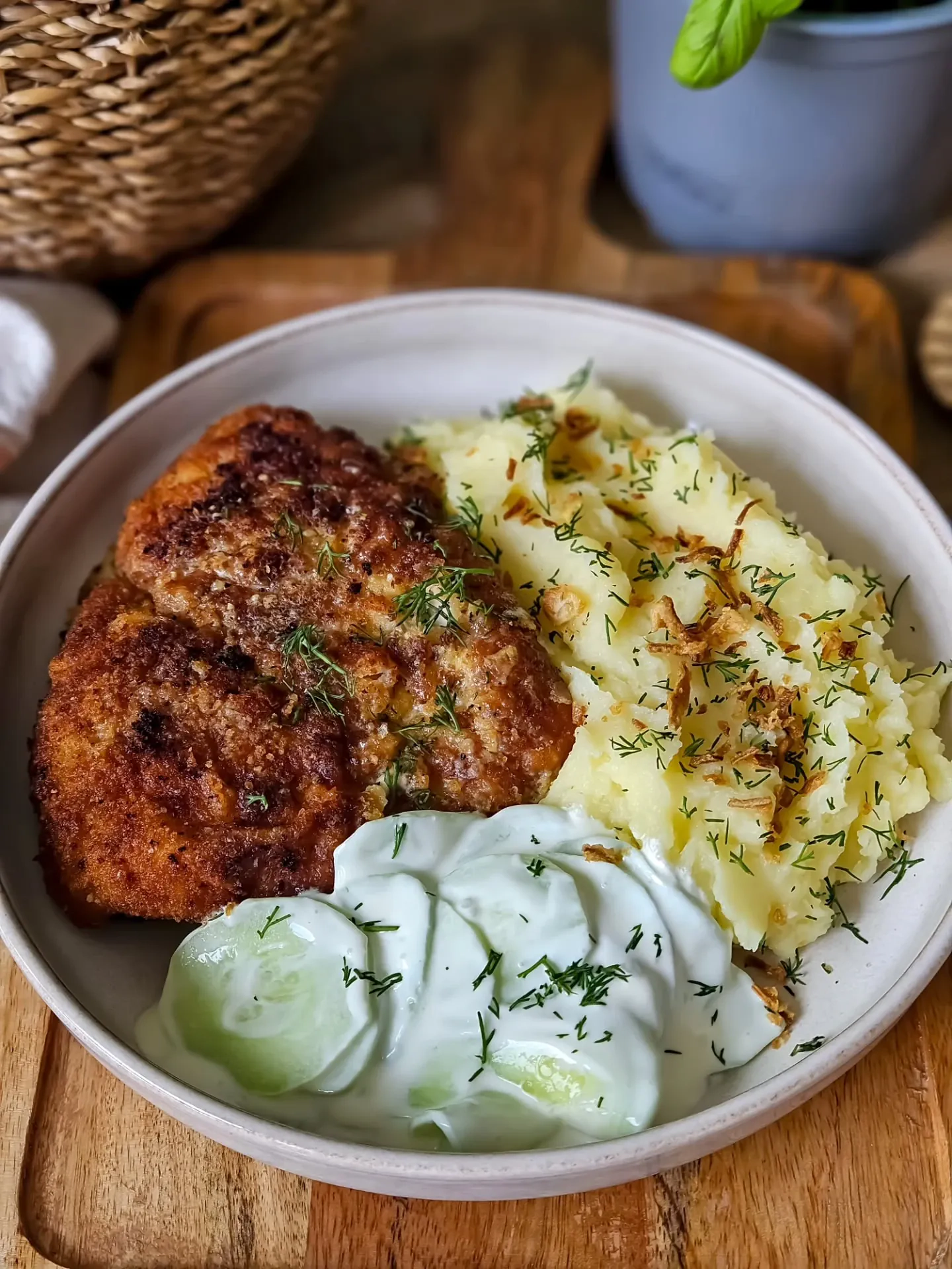 Kotlety z piersi kurczaka z puree ziemniaczanym i mizerią