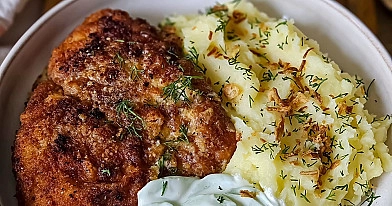 Kotlety z piersi kurczaka z puree ziemniaczanym i mizerią