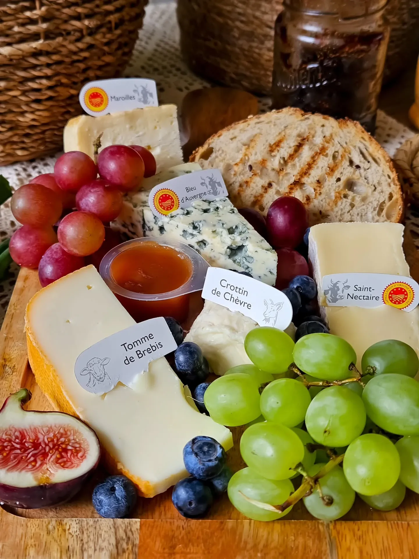 Deska serów z owocami i dodatkami – idealna przekąska na imprezę lub kolację z winem