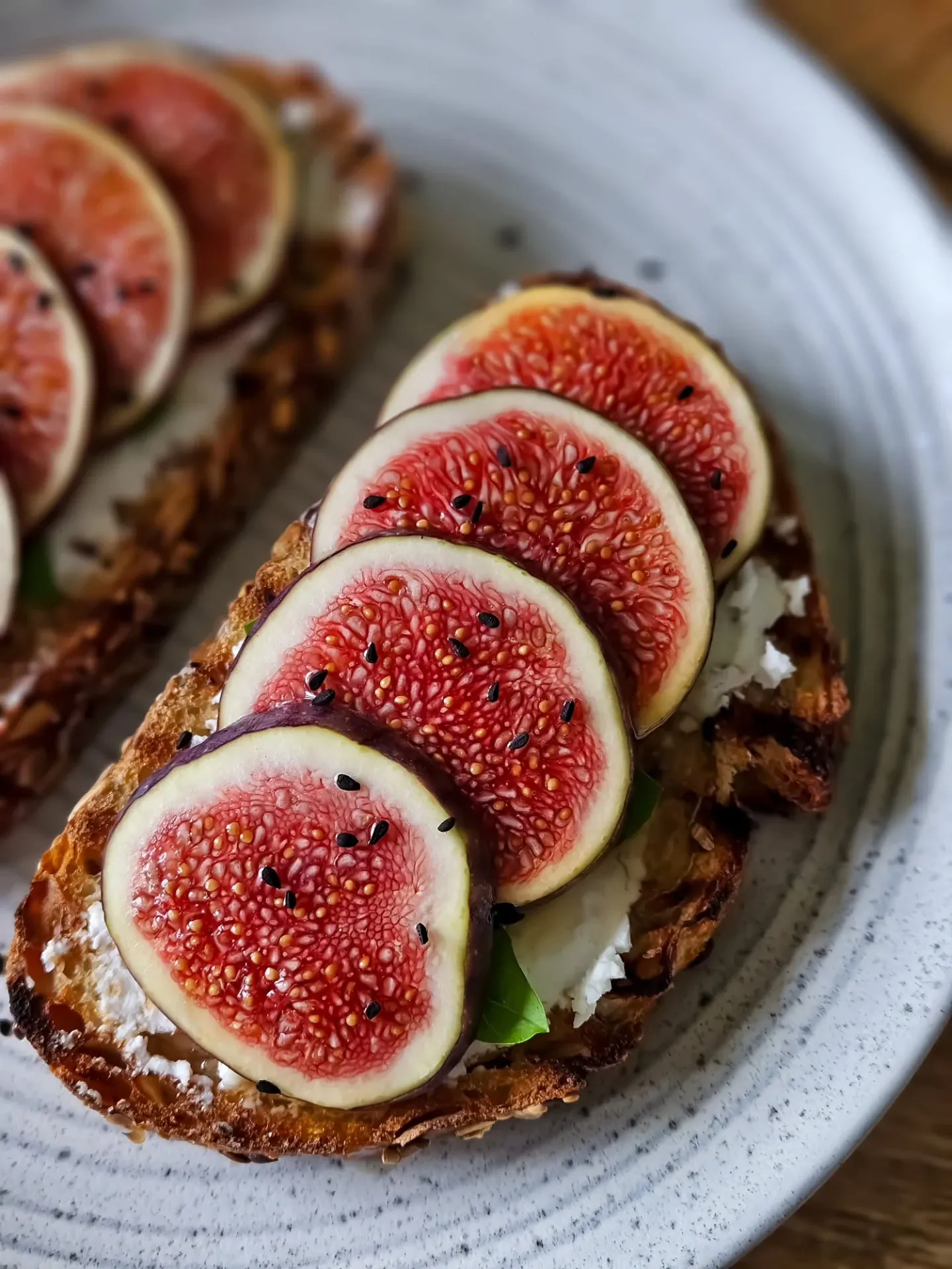 Grzanki z figami, kozim serem i miodem – idealne śniadanie na jesienne poranki