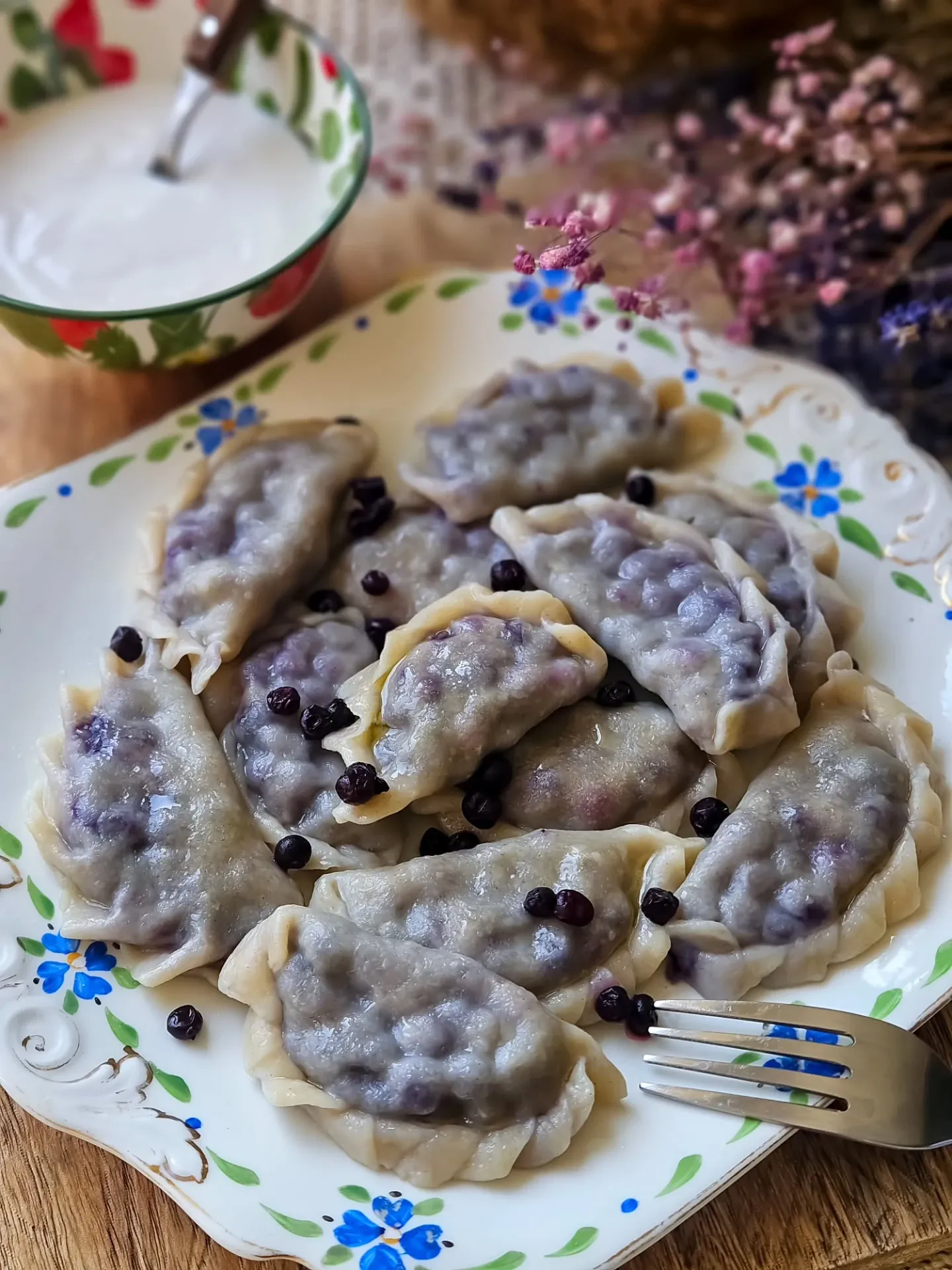Pierogi z jagodami i delikatnym ciastem z masłem