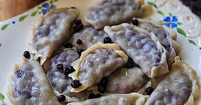 Pierogi z jagodami i delikatnym ciastem z masłem