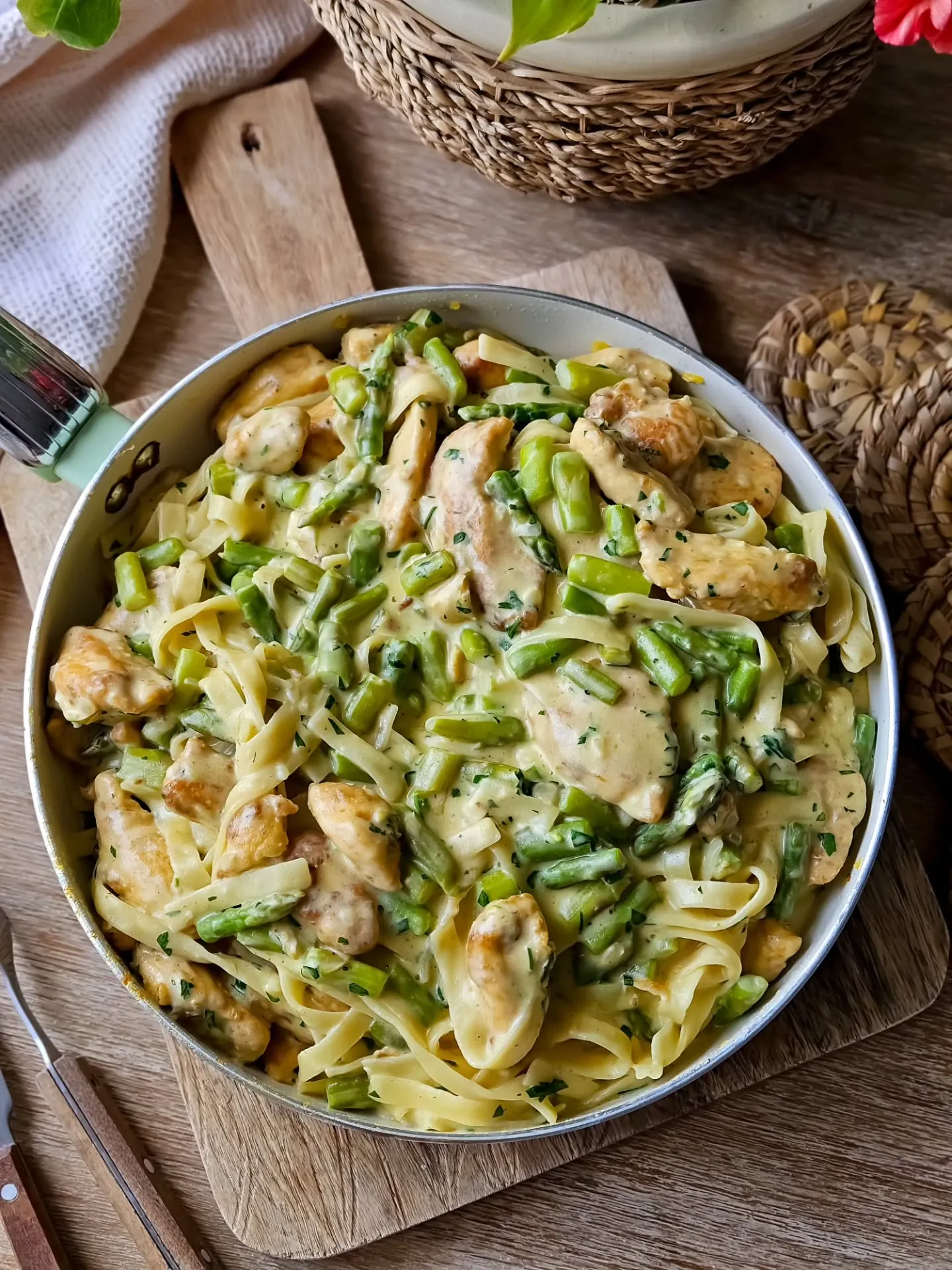 Kremowe makaron tagliatelle z kurczakiem i szparagami w sosie śmietanowym
