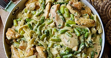 Kremowe makaron tagliatelle z kurczakiem i szparagami w sosie śmietanowym