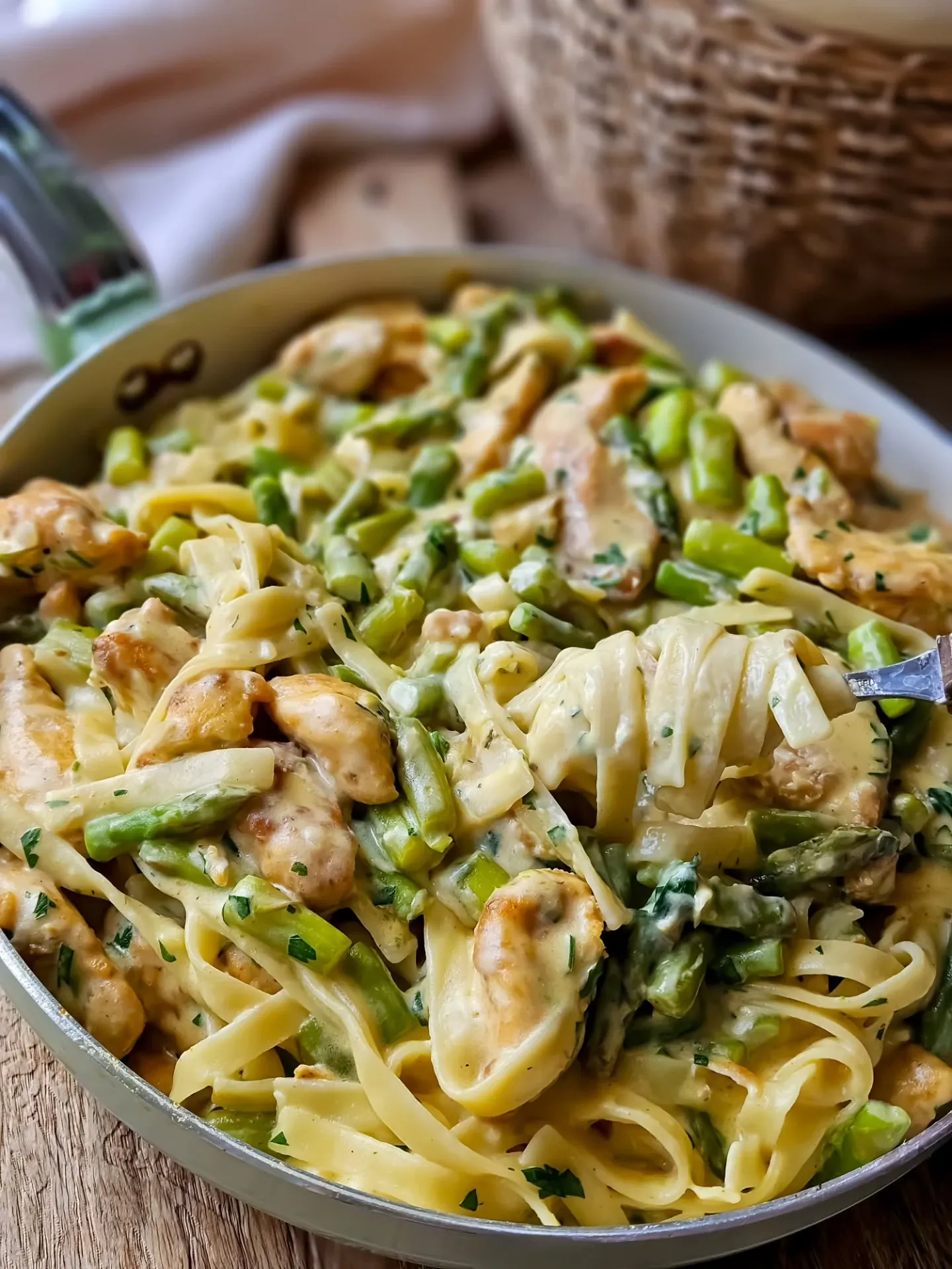 Kremowe makaron tagliatelle z kurczakiem i szparagami w sosie śmietanowym