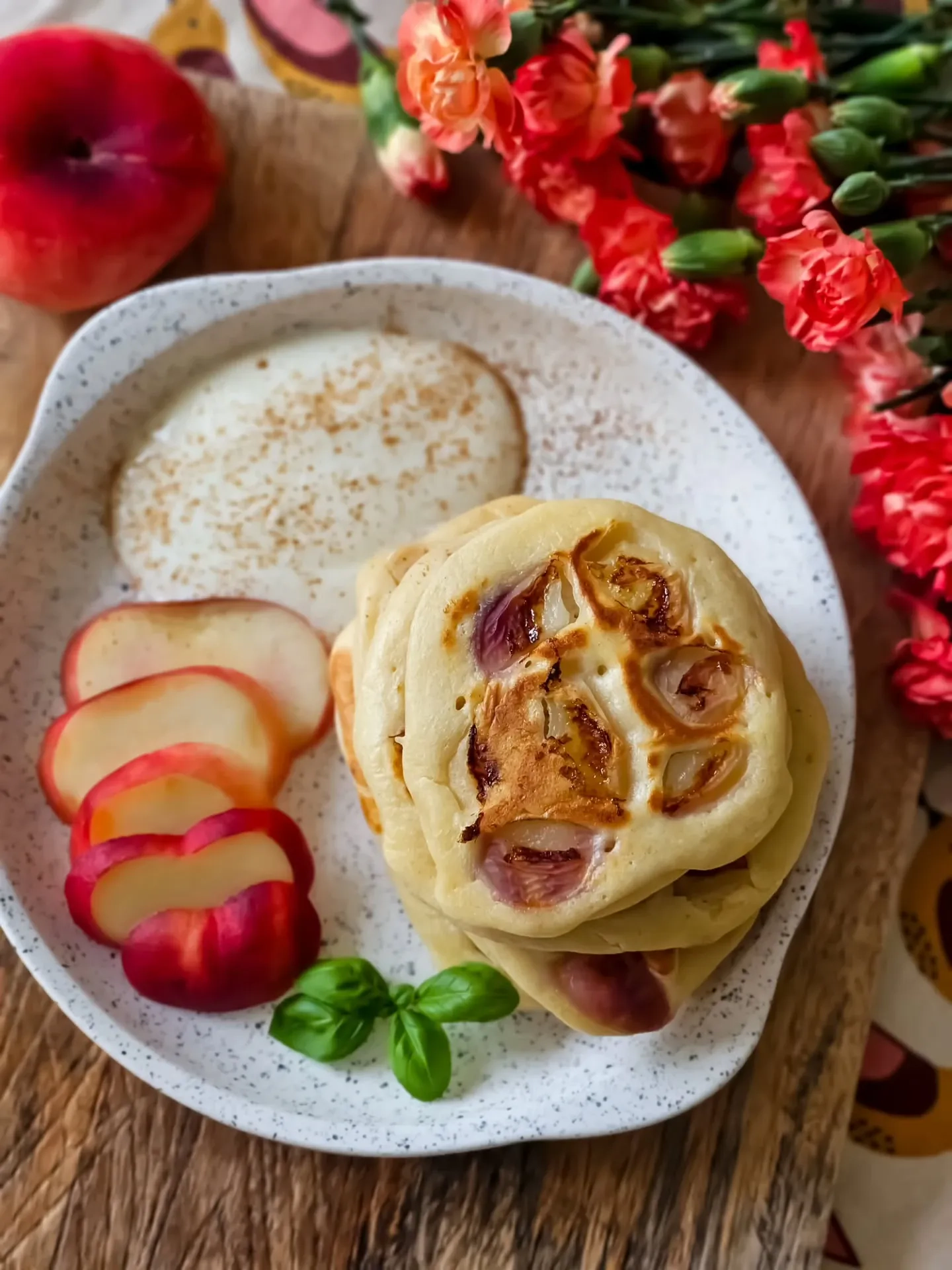Placuszki z brzoskwiniami na jogurcie greckim – puszyste, delikatne i pachnące latem