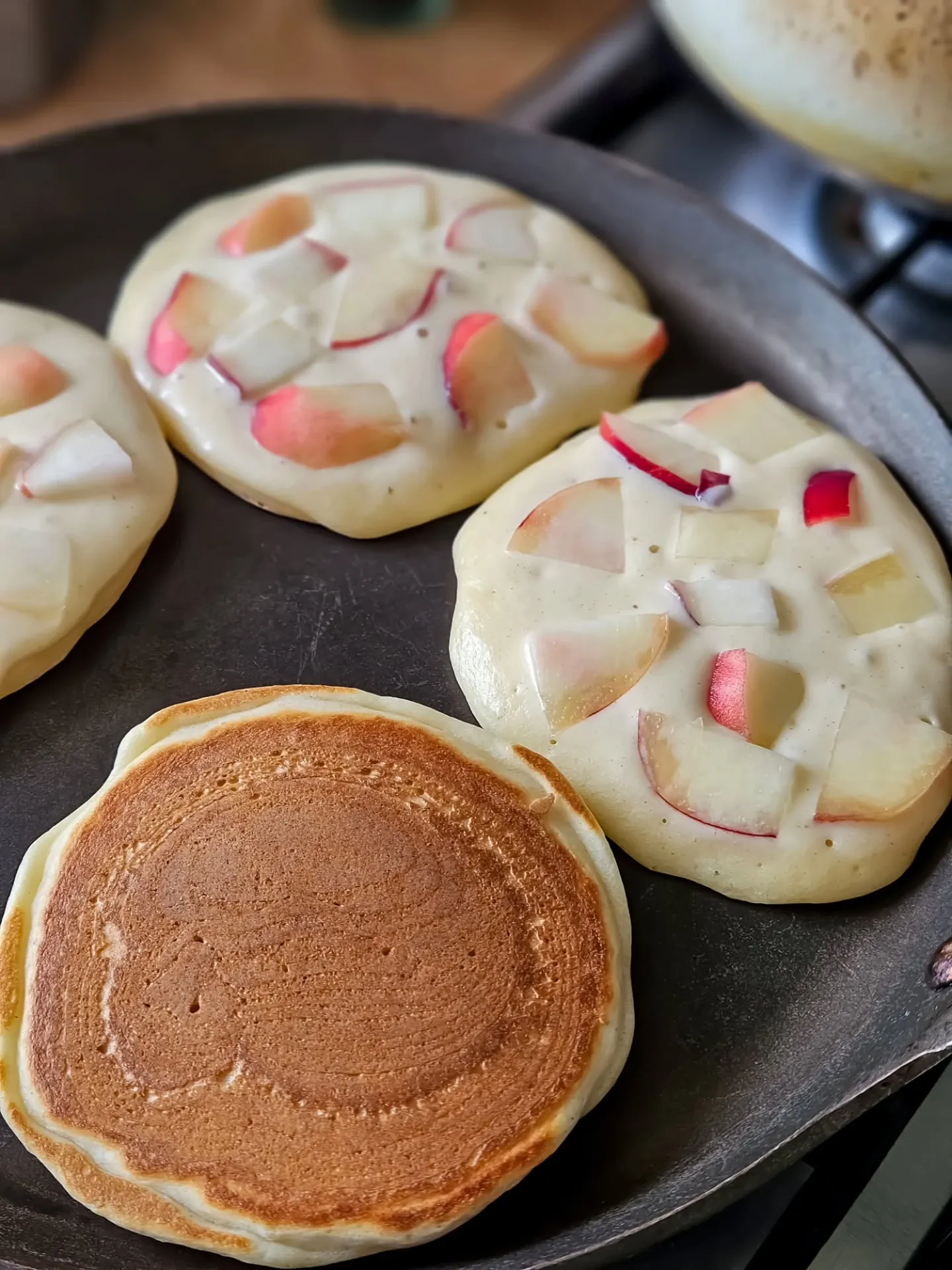 Placuszki z brzoskwiniami na jogurcie greckim – puszyste, delikatne i pachnące latem