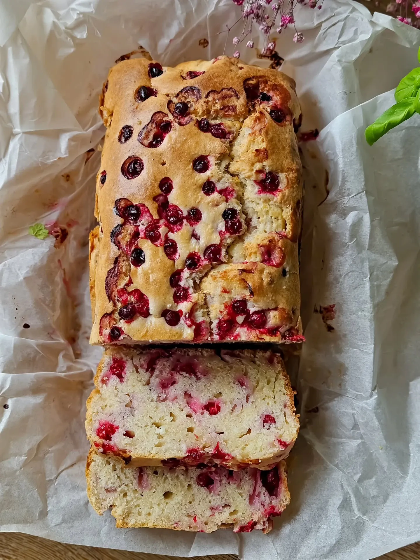 Wilgotne ciasto z czerwonymi porzeczkami i maślanką