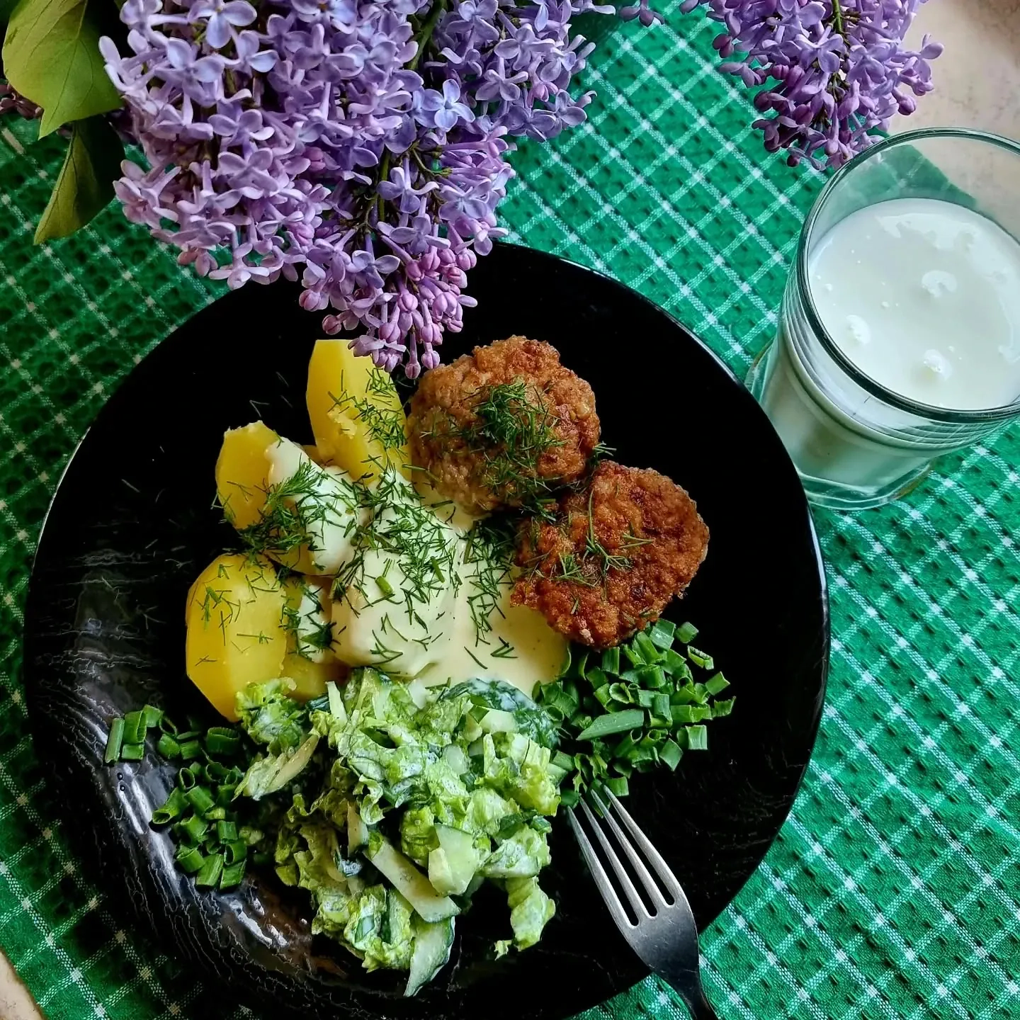 Sulīgas cūkgaļas kotletes ar saldā krējuma mērci, kartupeļiem un svaigiem salātiem