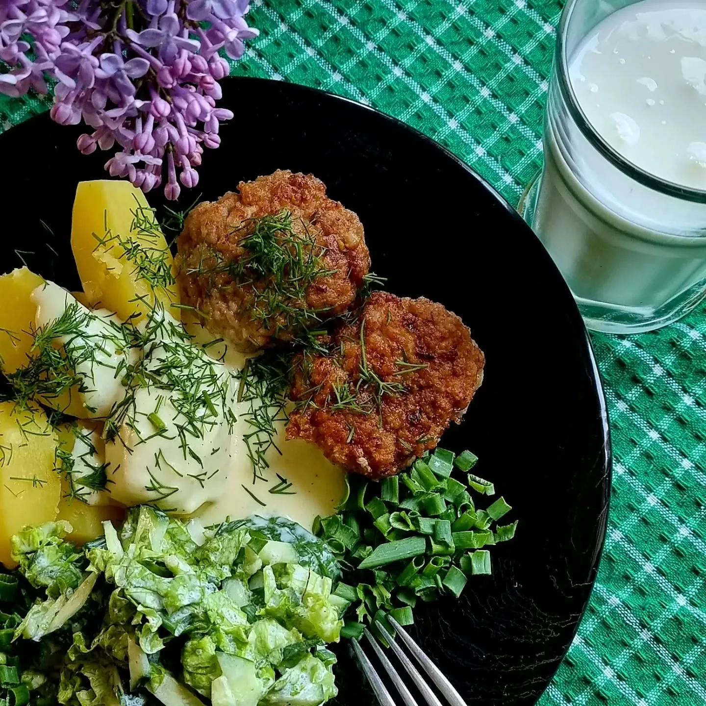 Sulīgas cūkgaļas kotletes ar saldā krējuma mērci, kartupeļiem un svaigiem salātiem