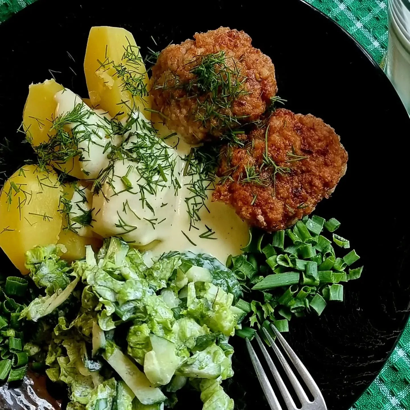 Sulīgas cūkgaļas kotletes ar saldā krējuma mērci, kartupeļiem un svaigiem salātiem