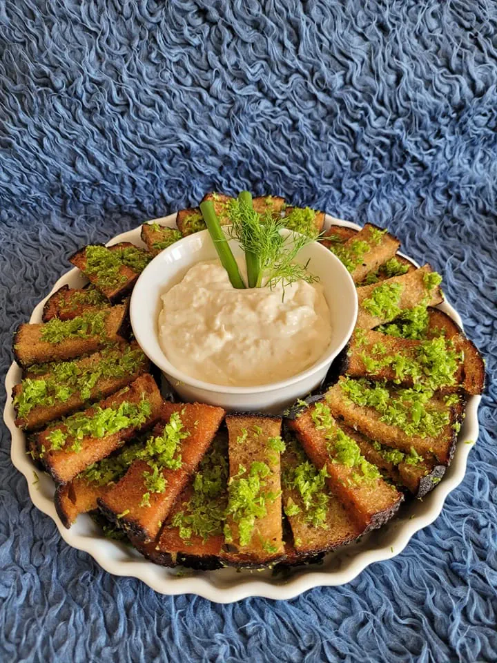 Kraukšķīgie ķiploku grauzdiņi cepeškrāsnī ar sviestu un sieru