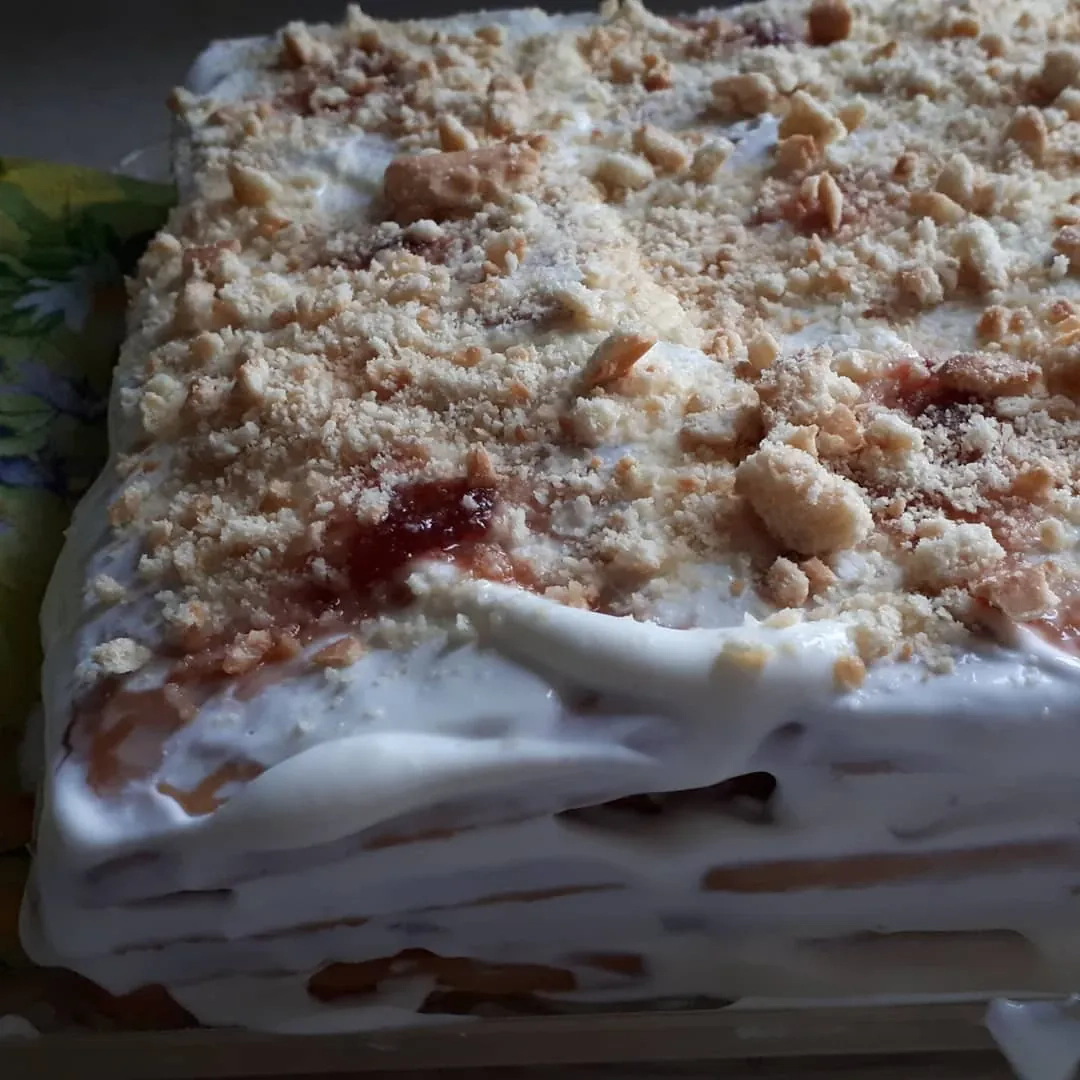 Gaisīgā biezpiena cepumu torte ar krējuma pildījumu un vaniļas garšu