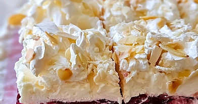 Malinowa chmurka na kruchym spodzie z bezą i bitą śmietaną