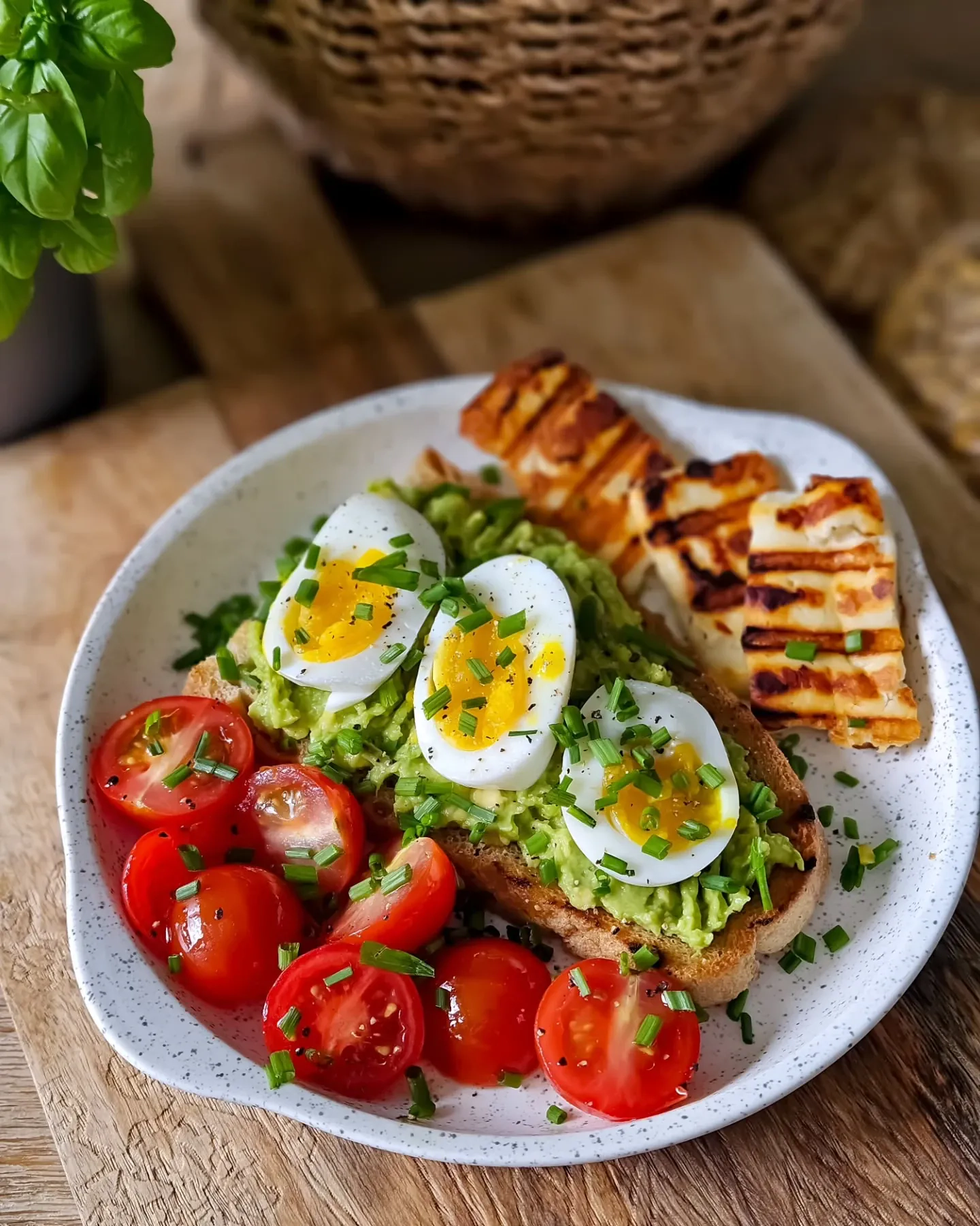 Tost z awokado, jajkiem i grillowanym halloumi – zdrowe śniadanie pełne białka i smaku Tost z awokado, jajkiem i grillowanym halloumi – zdrowe śniadanie pełne białka i smaku