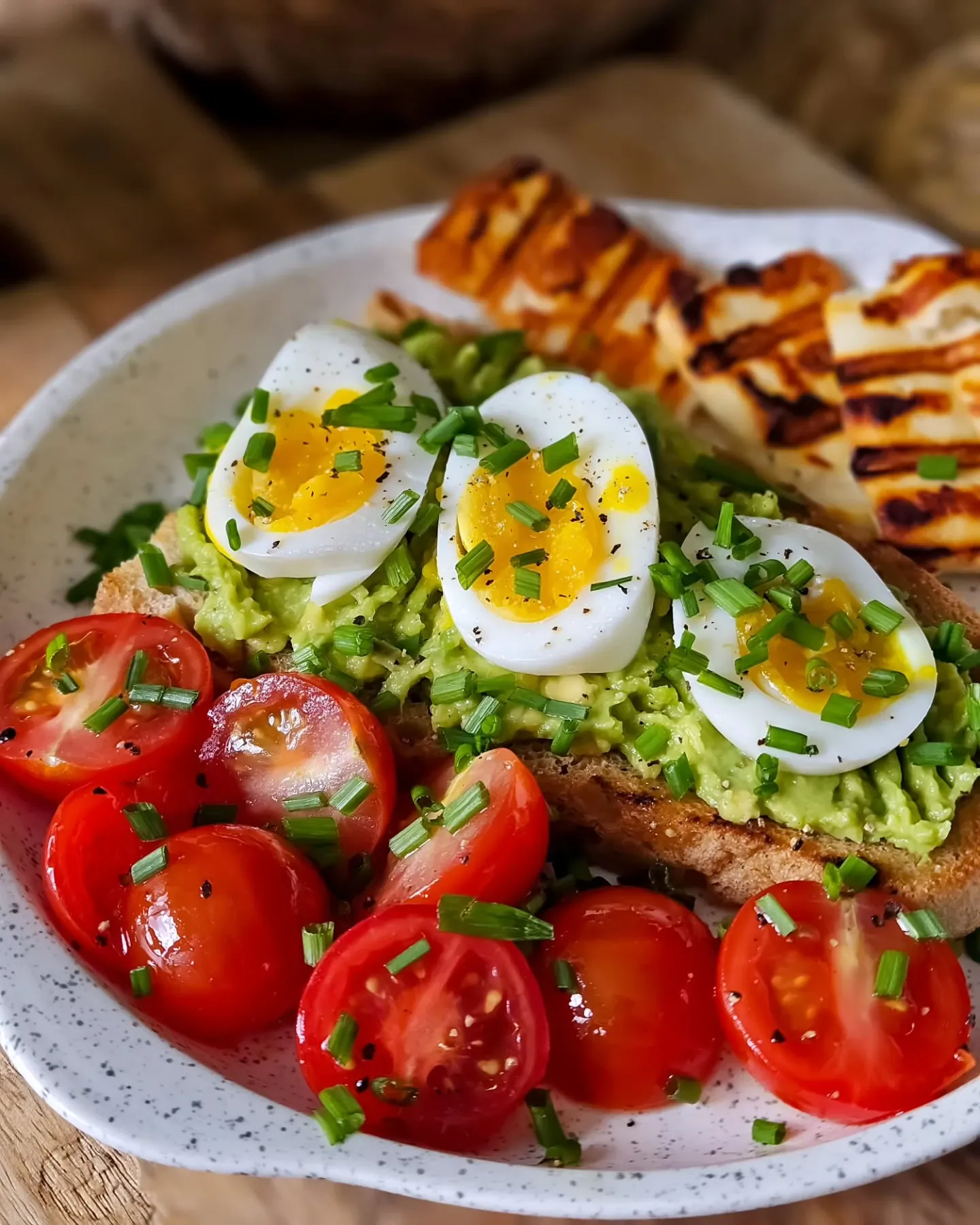 Tost z awokado, jajkiem i grillowanym halloumi – zdrowe śniadanie pełne białka i smaku Tost z awokado, jajkiem i grillowanym halloumi – zdrowe śniadanie pełne białka i smaku