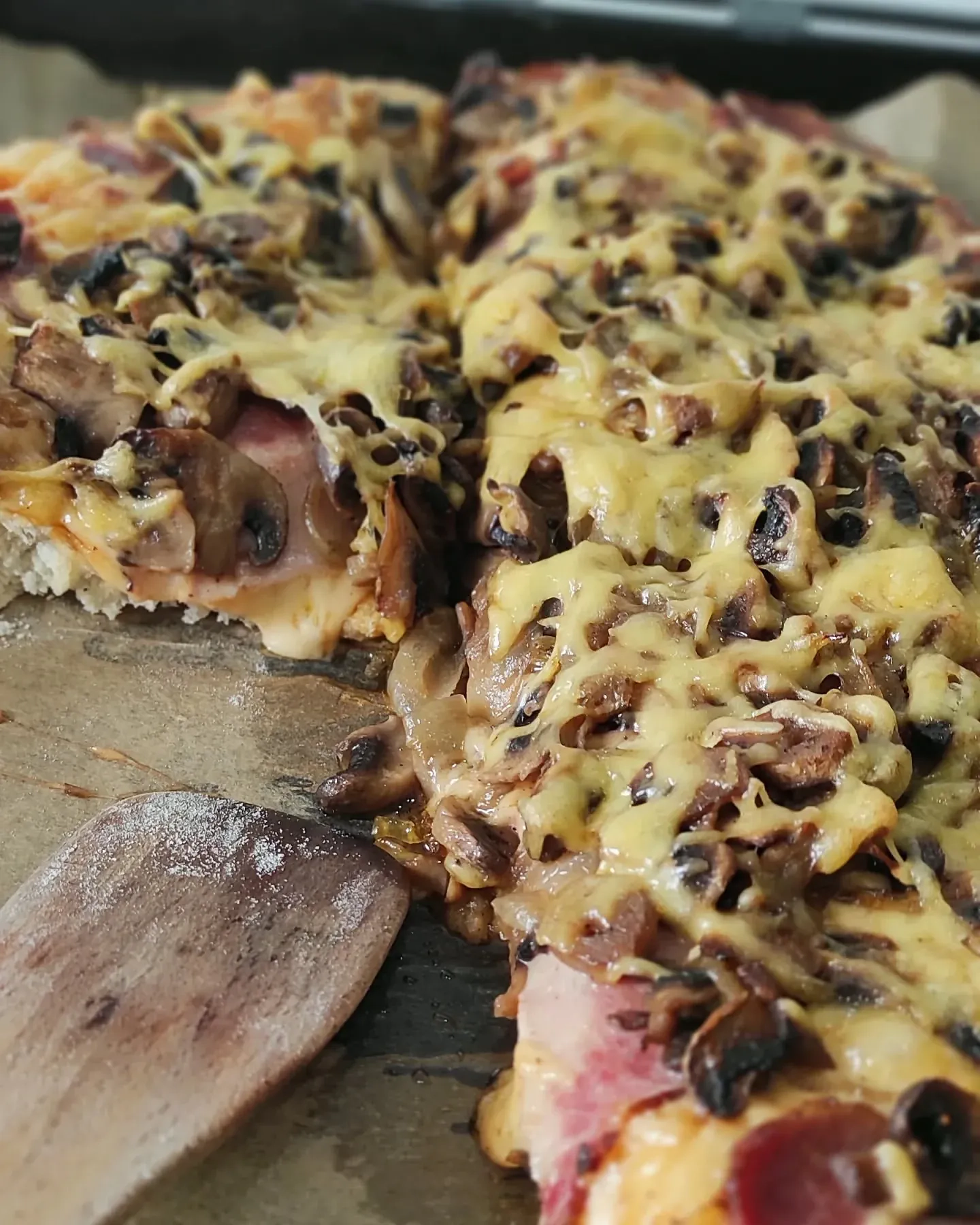Domowa pizza na grubym cieście z szynką, pieczarkami i serem Domowa pizza na grubym cieście z szynką, pieczarkami i serem