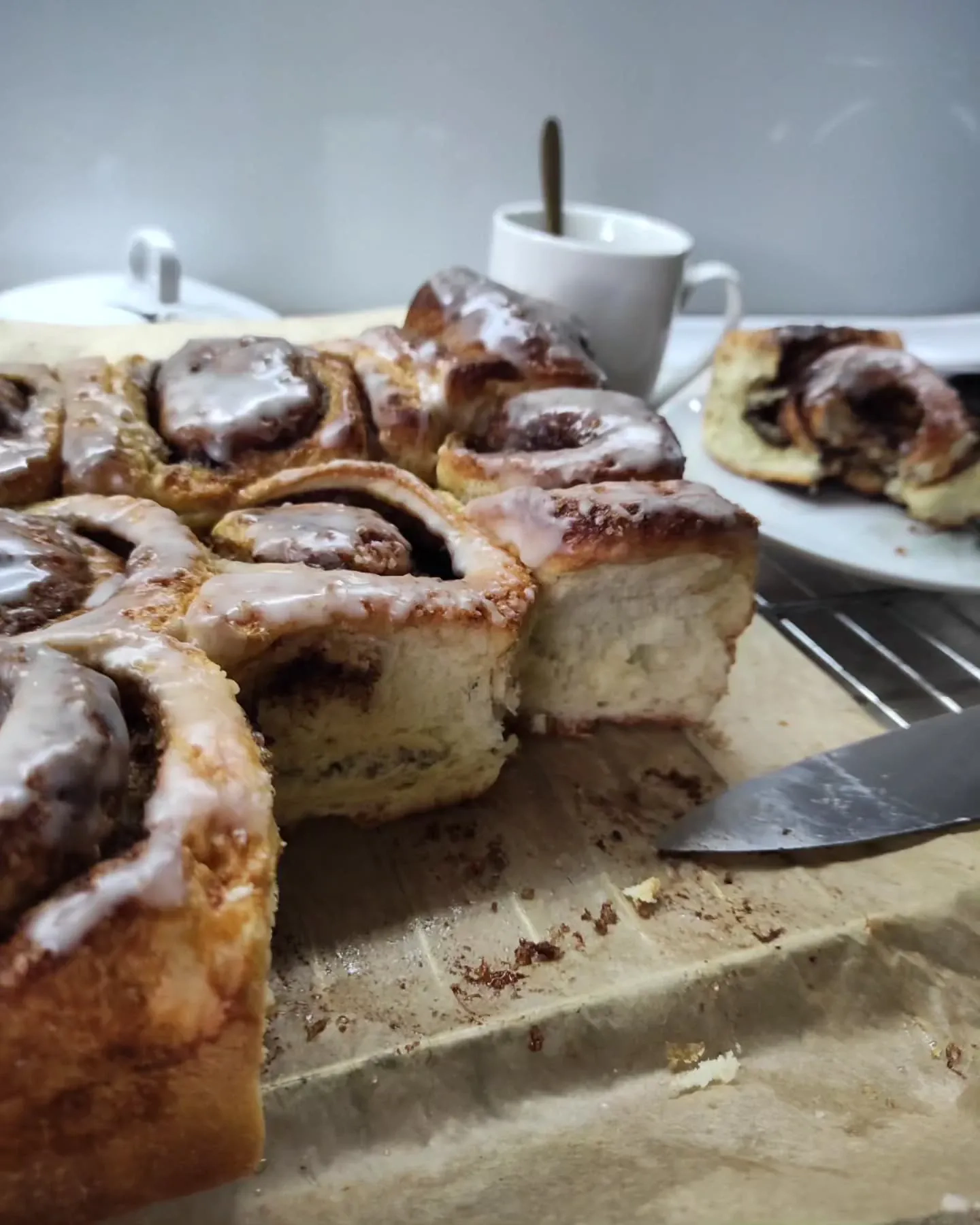 Miękkie drożdżowe cynamonki z lukrem cytrynowym