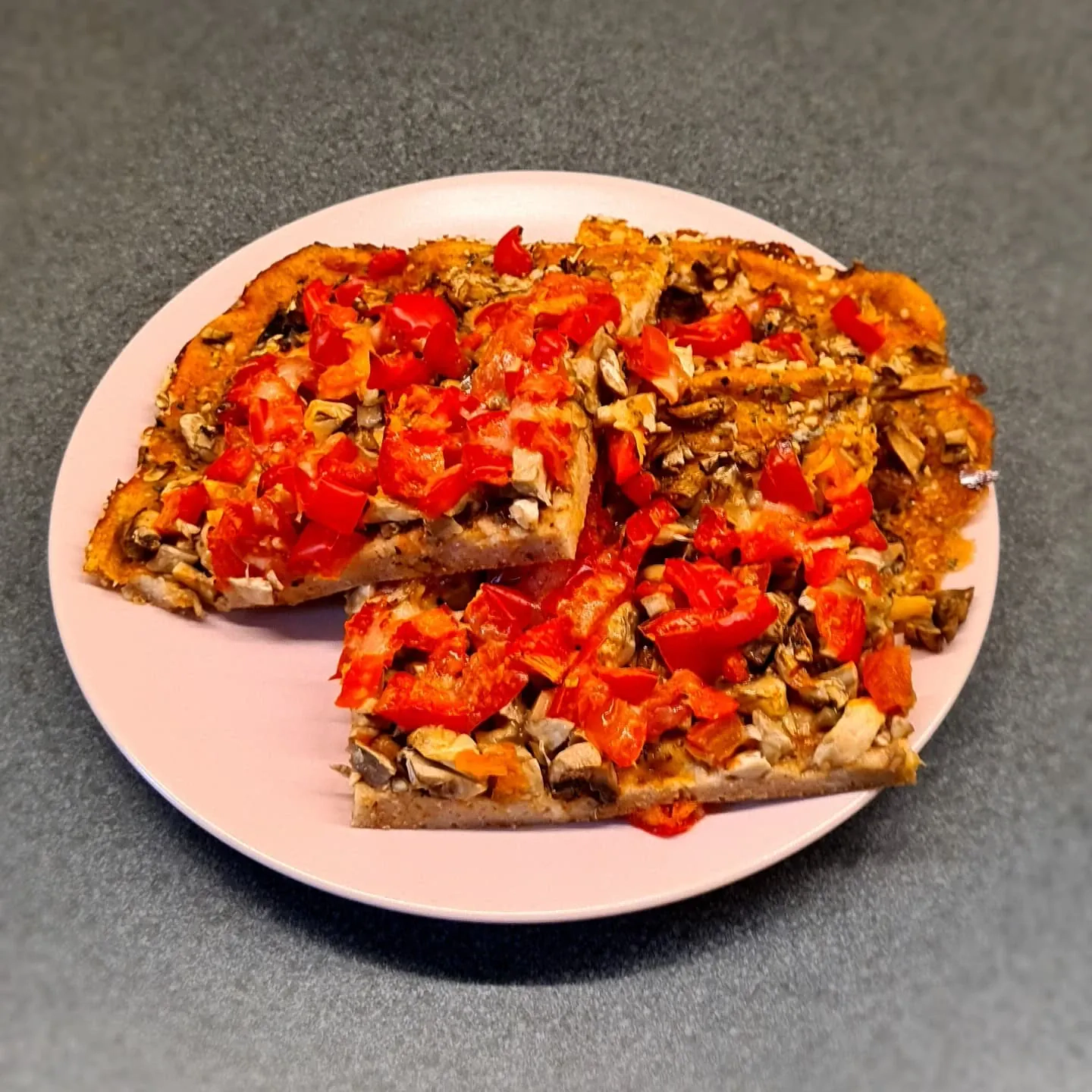 Veselīgā pica no biezpiena pamatnes ar šampinjoniem, papriku un tomātiem 🍕