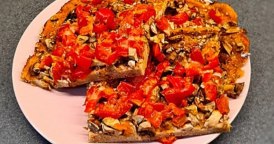 Veselīgā pica no biezpiena pamatnes ar šampinjoniem, papriku un tomātiem 🍕