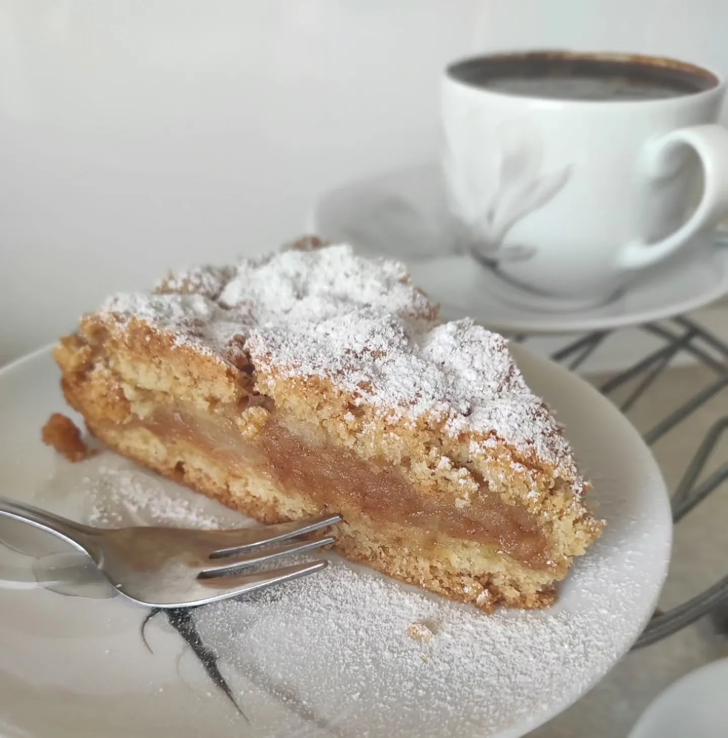 Domowa szarlotka na kruchym cieście z karmelizowanymi jabłkami i cukrem pudrem Domowa szarlotka na kruchym cieście z karmelizowanymi jabłkami i cukrem pudrem