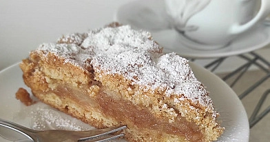 Domowa szarlotka na kruchym cieście z karmelizowanymi jabłkami i cukrem pudrem